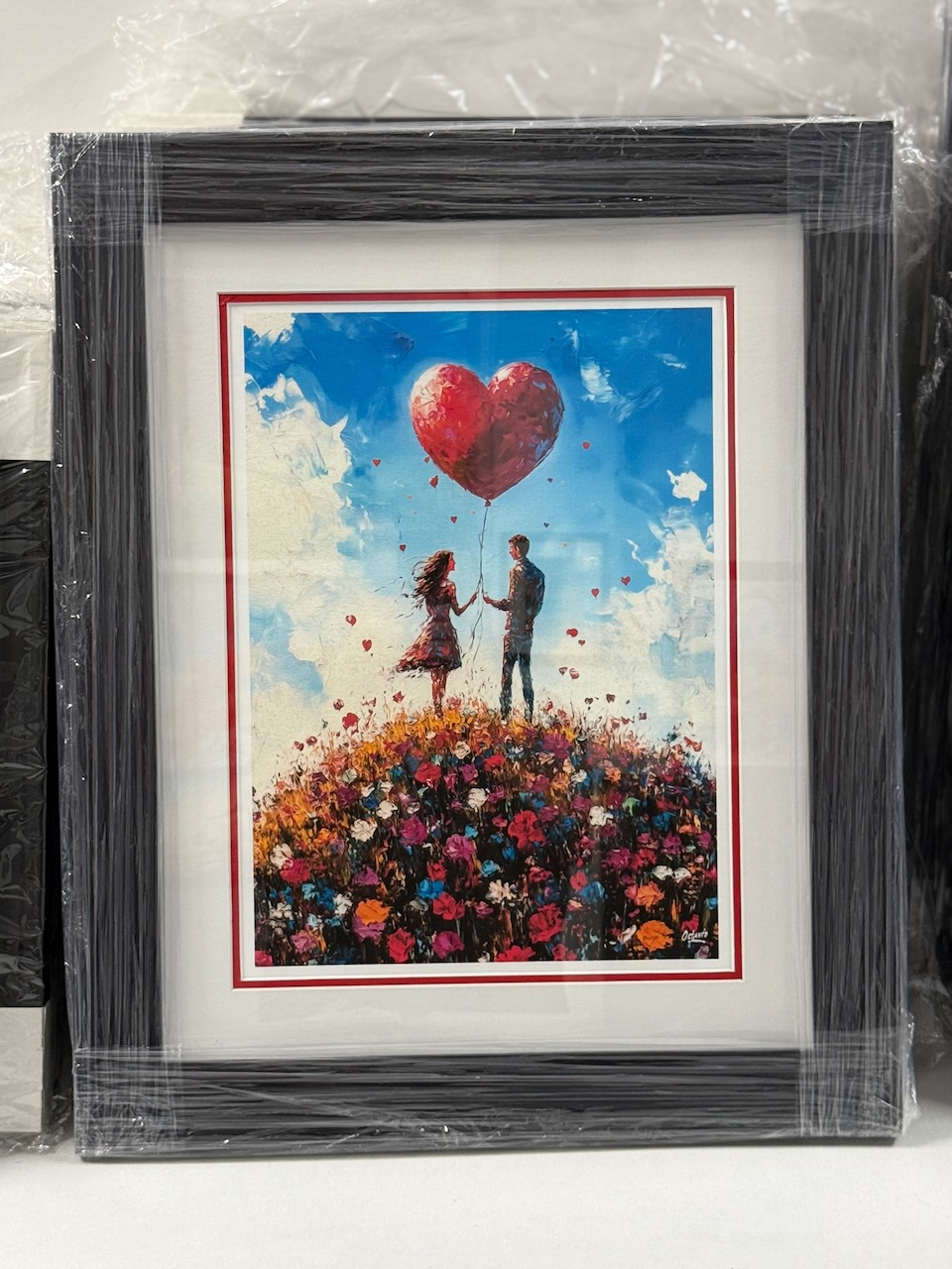 A-1008 Pareja Sobre Montaña de Flores y Globo de Corazón Rojo – Enmarcado profesional 19×24″