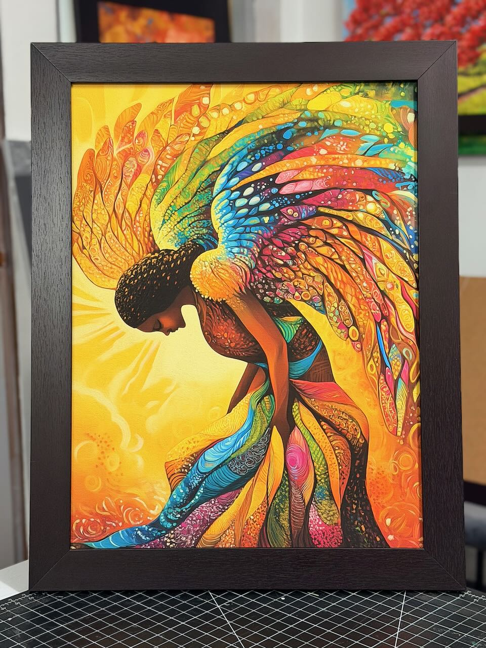 G-1021 Angel Negro Abstracto III - Tamaño 22"x28" con enmarcado profesional color wengue