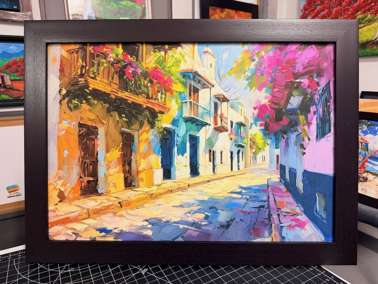 PR-078 Calles De Viejo San Juan Con Balcones Y Flores V3 – Enmarcado profesional color wengue 29x23"