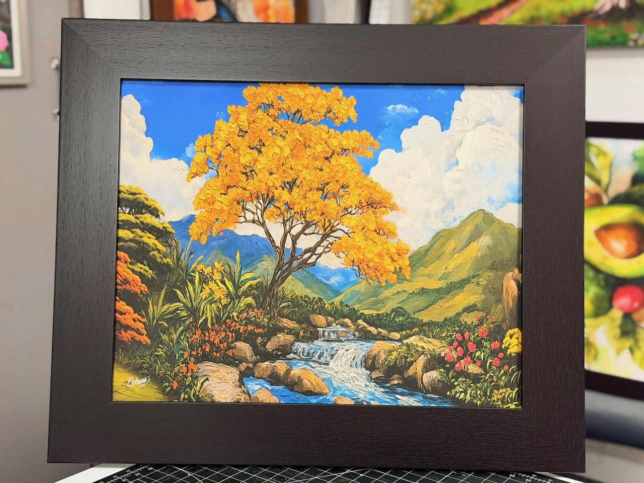 PR-115 Flamboyán Amarillo A Orillas Del Río Con Flores – Tamaño 20x24" con enmarcado profesional color wengue (Vertical)