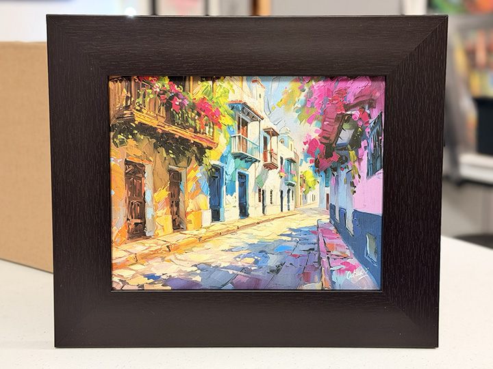 PR-078 Calles De Viejo San Juan Con Balcones Y Flores V3 – Tamaño 11x13" con enmarcado profesional color wengue