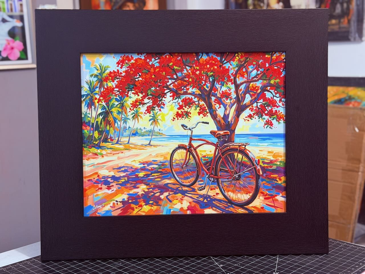 PR-104 Bicicleta en la Playa con Flamboyan – Canvas expuesto enmarcado con Montura wengue 23″x28″ PR-104 Bicicleta en la Playa con Flamboyan - Canvas expuesto enmarcado con Montura wengue 23"x28"